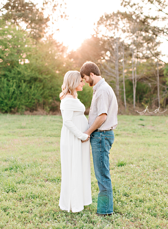 maternity photos in a field