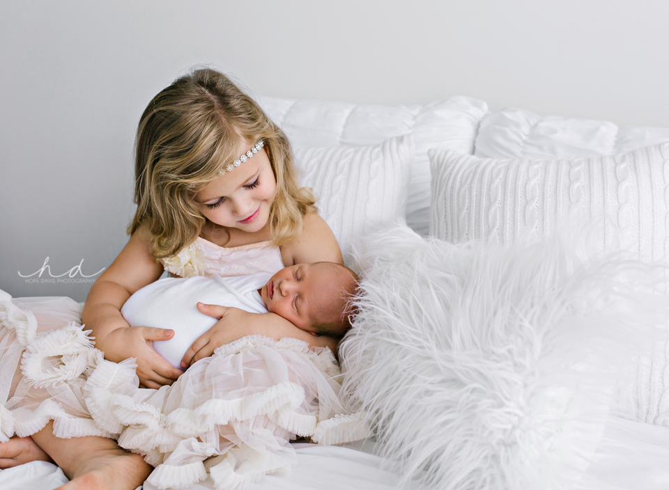 pretty newborn picture with sister