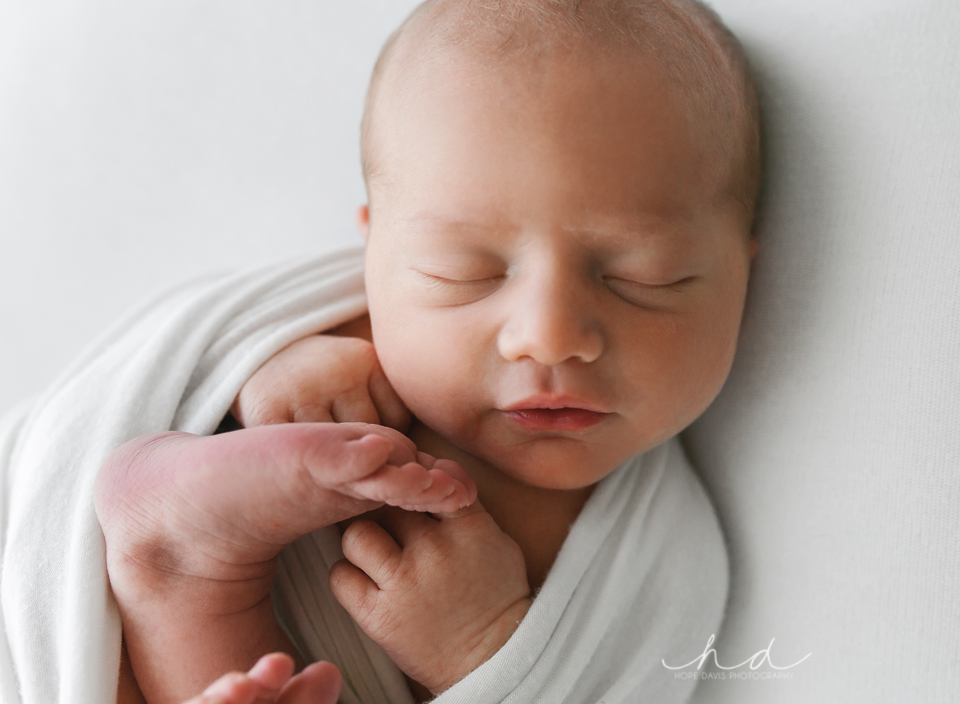 minimalist newborn photographer