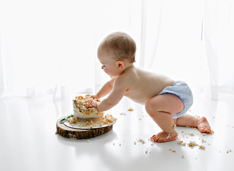minimalist one year old cake smash
