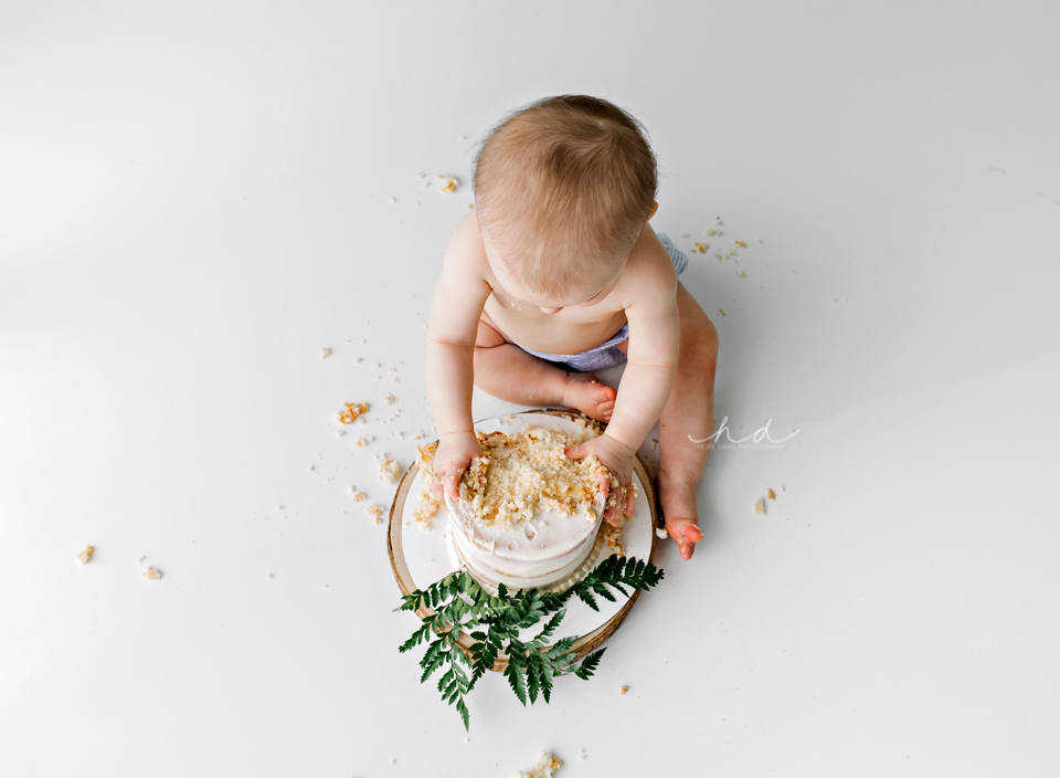 white cake smash with greenery