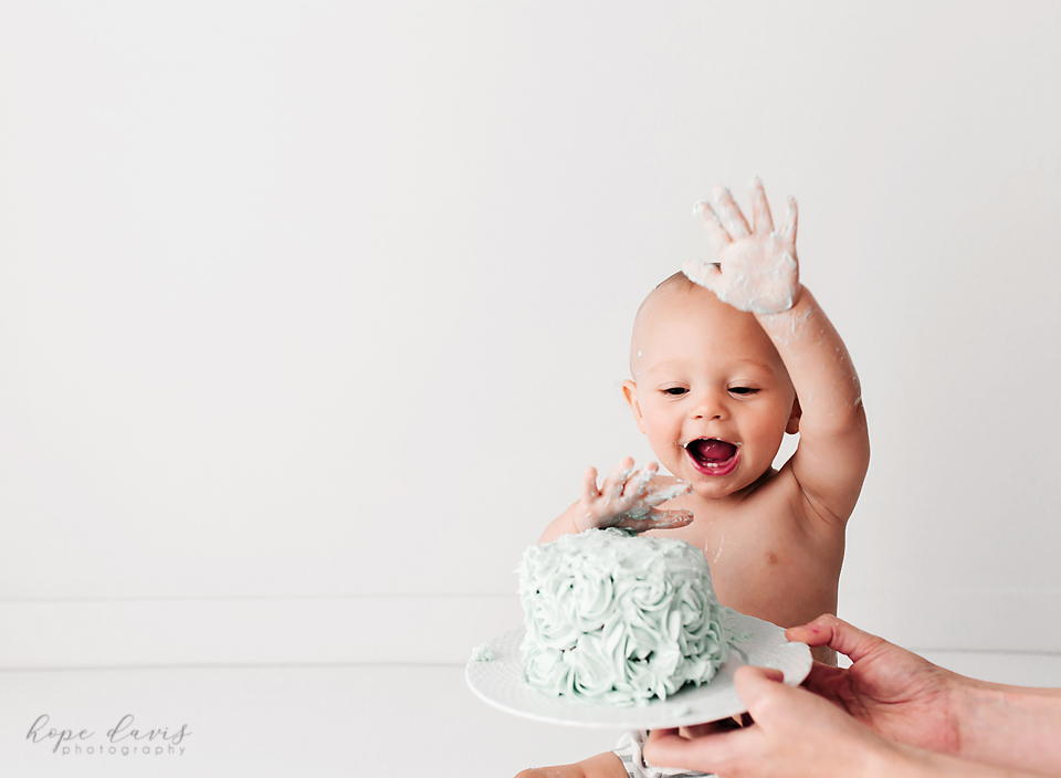 This image has an empty alt attribute; its file name is jackson-mississippi-cake-smash-photographer-1.jpg