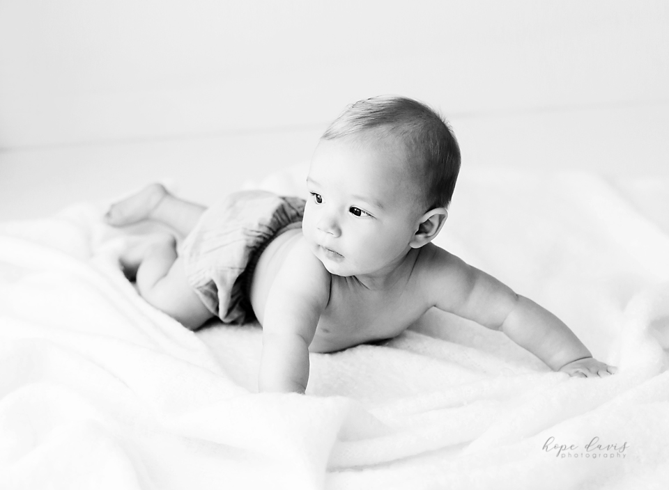 best baby photos meridian ms 6 month old black and shite photo of baby boy laying on stomach