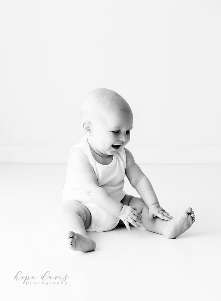 minimalist baby photographer mississippi hope davis baby in white onesie