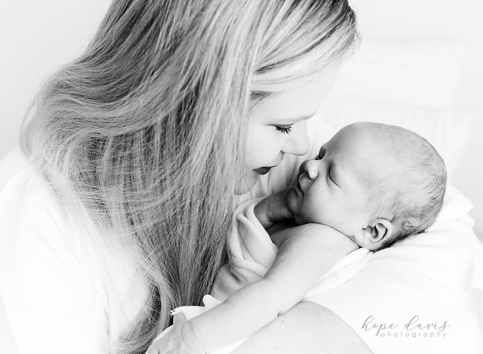 philadelphia ms newborn photographer mom holding baby